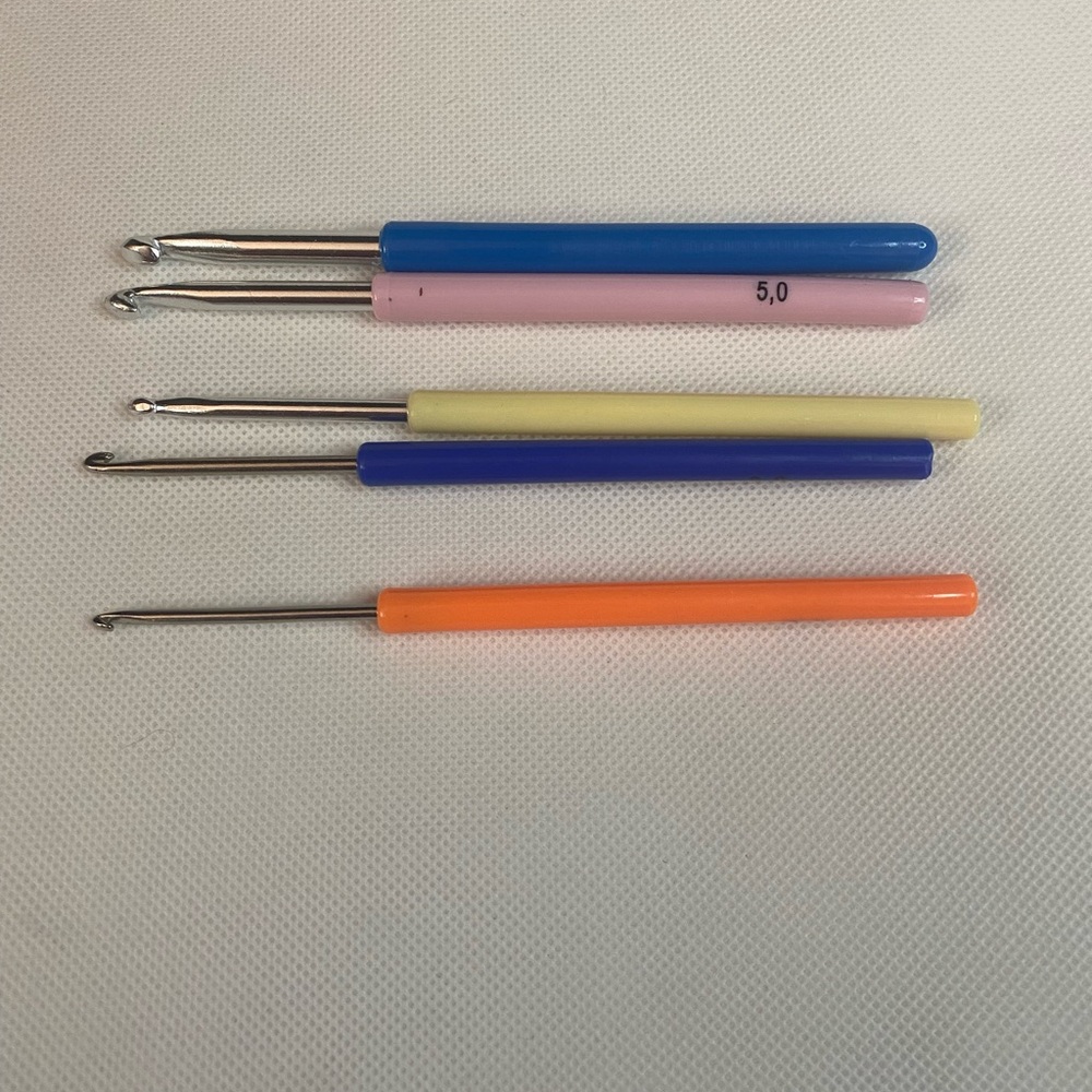 Crochet Hooks Set Of 5 Sizes 2.5, 3.0, 4.0, 5.0, 6.0, Fiber Arts, Crochet, Multi